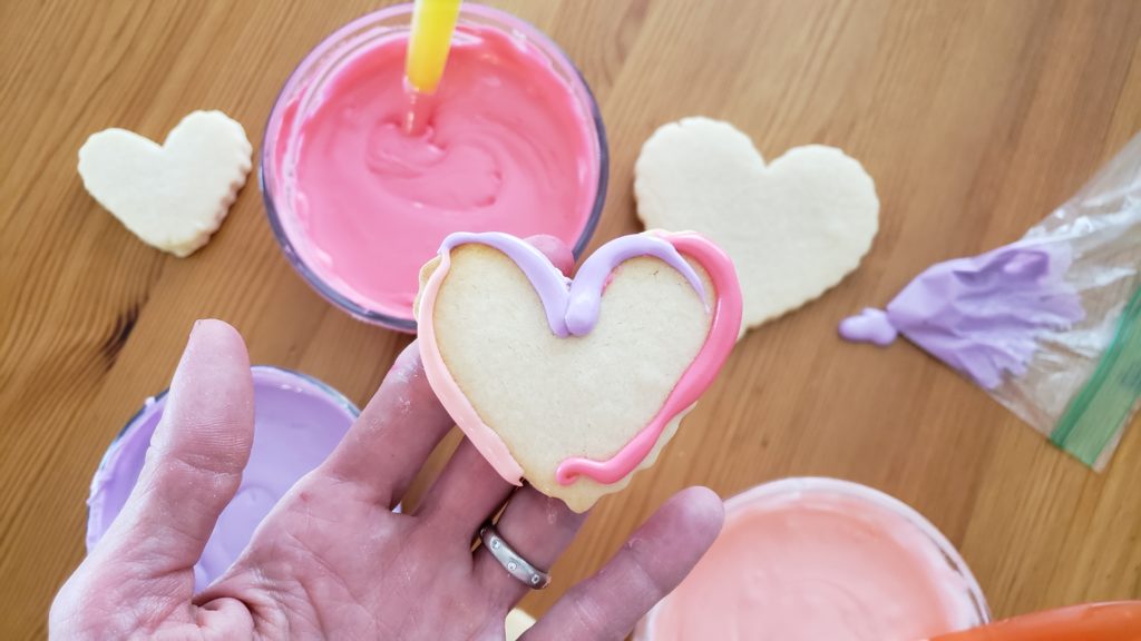 Does lining and flooding with royal icing sound too tricky? No worries! Here I’ve got the easiest royal icing recipe. How to get the perfect consistency so you can line and flood in one step! Best no chill cookie recipe included. You’ll be decorating in about 20 minutes!