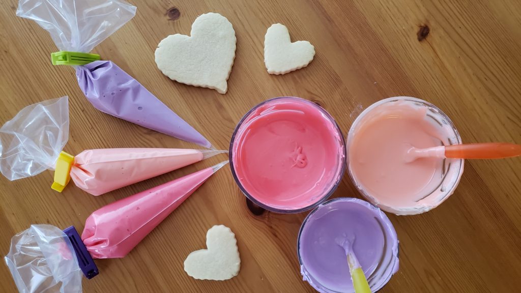 Does lining and flooding with royal icing sound too tricky? No worries! Here I’ve got the easiest royal icing recipe. How to get the perfect consistency so you can line and flood in one step! Best no chill cookie recipe included. You’ll be decorating in about 20 minutes!