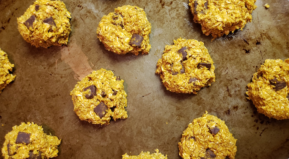 Satisfy your COOKIE CRAVING without all the guilt? Try these super simple oatmeal breakfast bars and be proud of yourself. You deserve it mama! #healthy #breakfast #oatbars #cleaneating