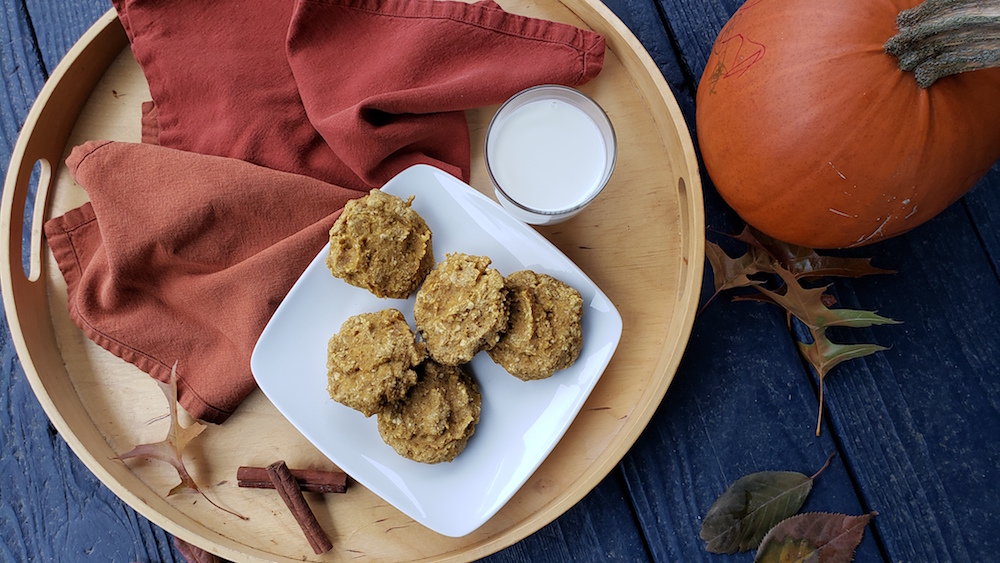 Satisfy your COOKIE CRAVING without all the guilt? Try these super simple oatmeal breakfast bars and be proud of yourself. You deserve it mama! #healthy #breakfast #oatbars #cleaneating