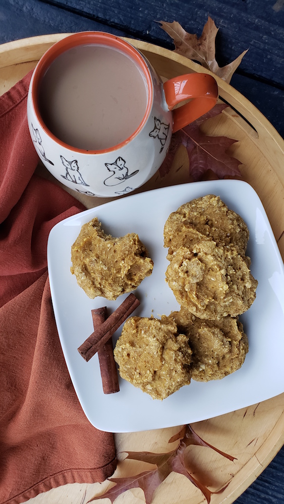 Satisfy your COOKIE CRAVING without all the guilt? Try these super simple oatmeal breakfast bars and be proud of yourself. You deserve it mama! #healthy #breakfast #oatbars #cleaneating