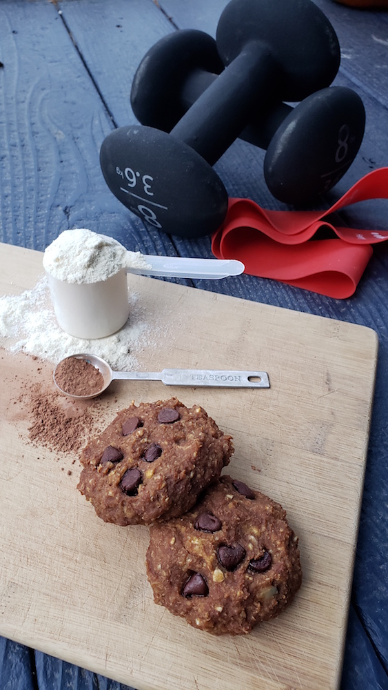 Satisfy your COOKIE CRAVING without all the guilt? Try these super simple oatmeal breakfast bars and be proud of yourself. You deserve it mama! #healthy #breakfast #oatbars #cleaneating