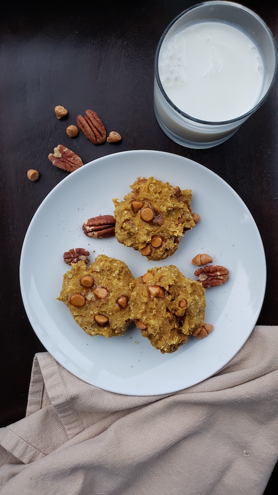 Satisfy your COOKIE CRAVING without all the guilt? Try these super simple oatmeal breakfast bars and be proud of yourself. You deserve it mama! #healthy #breakfast #oatbars #cleaneating
