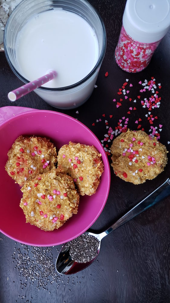 Satisfy your COOKIE CRAVING without all the guilt? Try these super simple oatmeal breakfast bars and be proud of yourself. You deserve it mama! #healthy #breakfast #oatbars #cleaneating