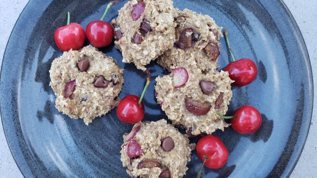 Want to satisfy your COOKIE CRAVING without all the guilt? Try these super simple oatmeal breakfast bars and be proud of yourself. You deserve it mama! #healthy #breakfast #oatbars #cleaneating
