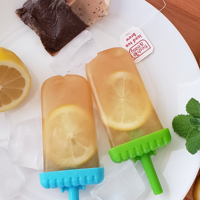 Cool off with an icy Arnold Palmer ice pop! Lemonade and iced tea can’t be beat! #icepop #popsicles #lemon #frozen #icelolly