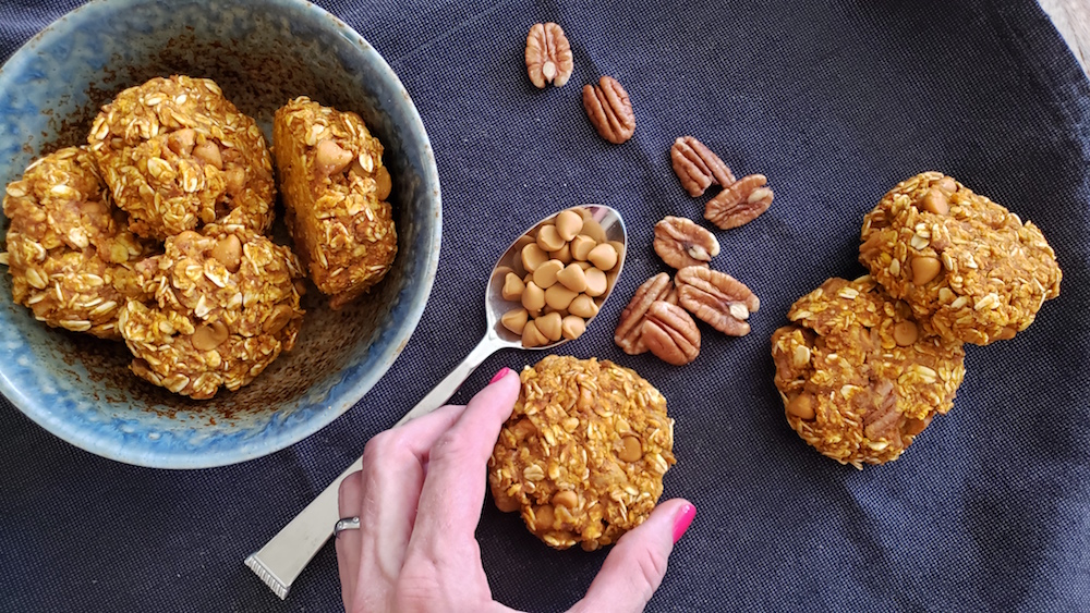 Satisfy your COOKIE CRAVING without all the guilt? Try these super simple oatmeal breakfast bars and be proud of yourself. You deserve it mama! #healthy #breakfast #oatbars #cleaneating