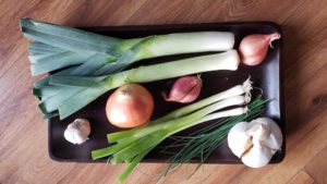 Read more about the article Scallions Vs Chives… Vs Shallots, Green Onions, Leeks & More. Love Them All!